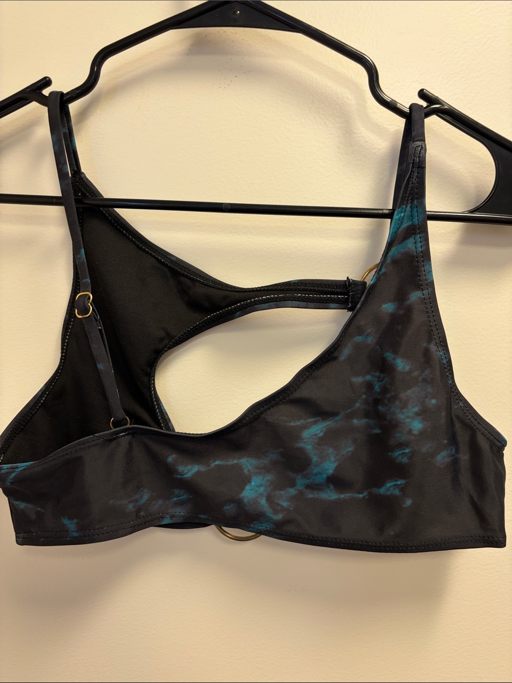 PrettyLittleThing Patterned Bikini Tops - Picture 9 of 11